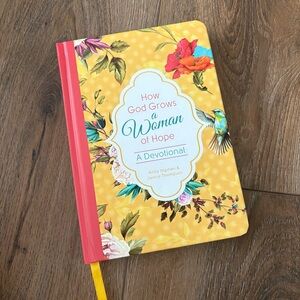 How God Grows a Woman of Hope Devotional Book